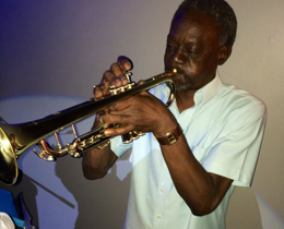 André Dejean jouant de la trompette en 2014.